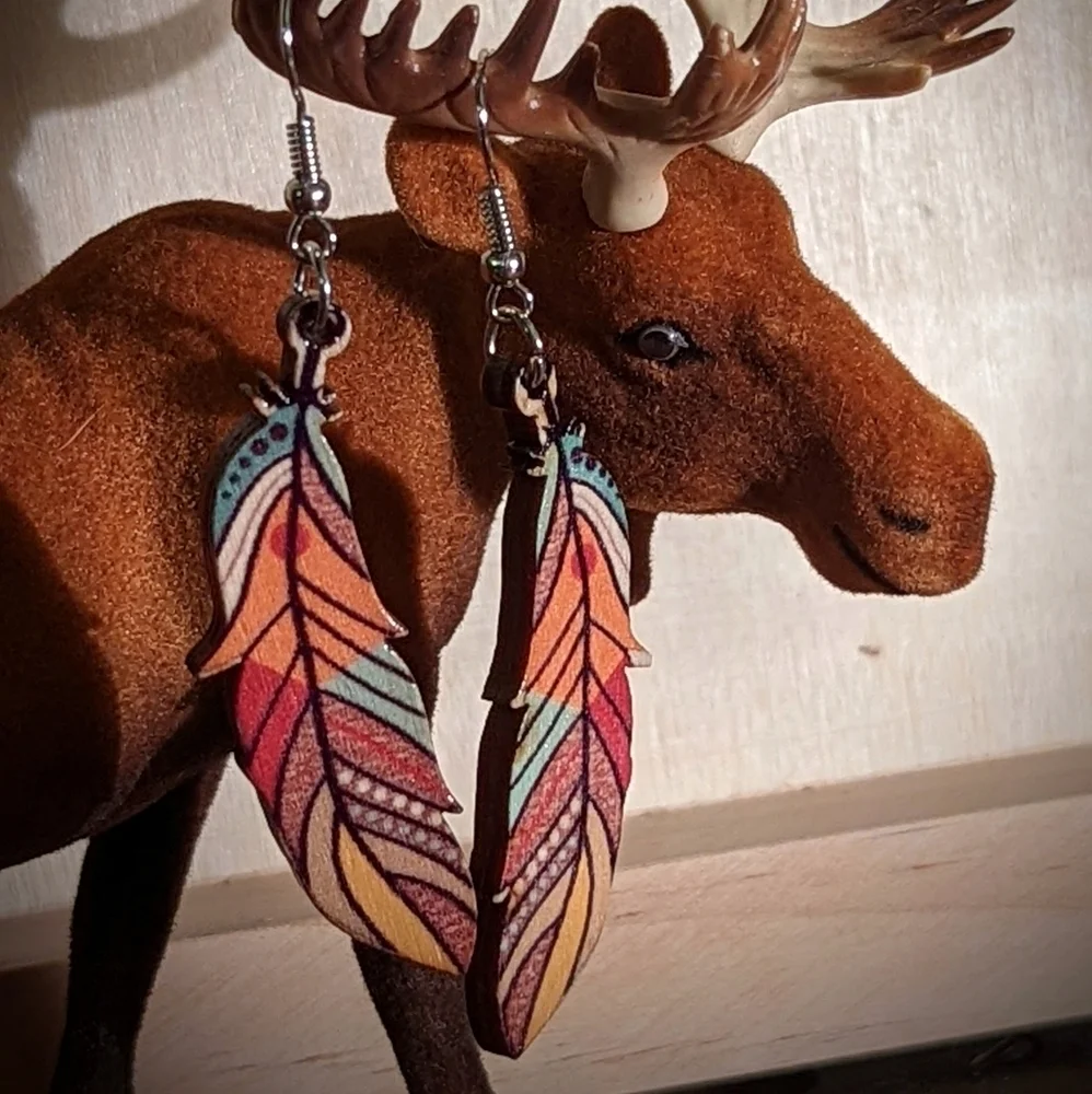 Pretty wood feather 🪶 shaped earrings - Picture 1 of 6